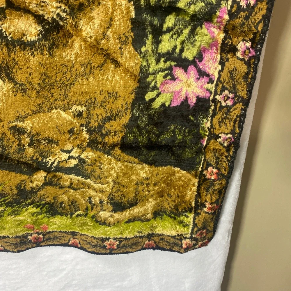 VTG Majestic Lion Family Regal Scene Velvet‎ Velour Tapestry Wall Hanging Carpet